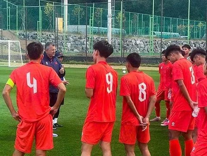 Thông qua các trận giao hữu, HLV Cristiano Roland sẽ tính toán chiến thuật cho U17 World Cup. Ảnh: VFF
