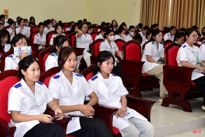 Tham gia ngày hội tư vấn hướng nghiệp, giới thiệu việc làm có hơn 300 sinh viên.