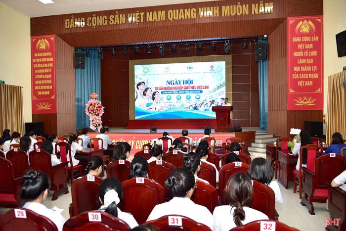 Ngày hội góp phần tăng cường liên kết giữa nhà trường với doanh nghiệp, gắn đào tạo với nhu cầu thực tế của thị trường lao động.