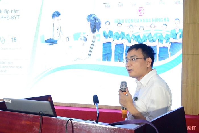 Tại ngày hội, 3 đơn vị đã thông tin về nhu cầu tài trợ học phí, bảo trợ việc làm với gần 200 chỉ tiêu tuyển sinh các ngành điều dưỡng, nữ hộ sinh, kỹ thuật vật lý trị liệu – phục hồi chức năng và kỹ thuật hình ảnh y học. (Trong ảnh: Đại diện Bệnh viện Đa khoa Hồng Hà giới thiệu thông tin tuyển dụng và cơ hội phát triển nghề nghiệp).