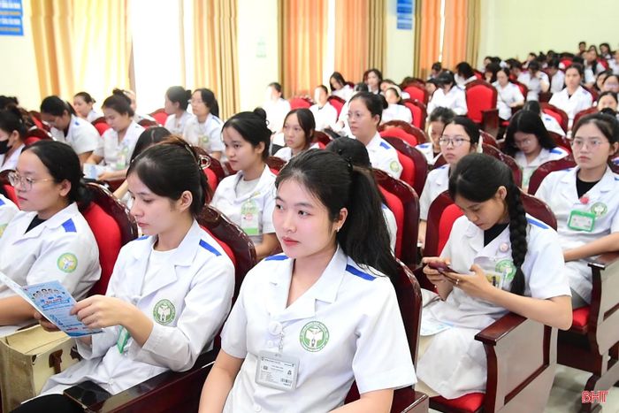Cũng tại ngày hội, sinh viên được tìm hiểu nhu cầu tuyển dụng, vị trí việc làm, tiêu chí ứng tuyển và cơ hội phát triển nghề nghiệp; đồng thời được tư vấn, hướng dẫn chuẩn bị hồ sơ và kết nối trực tiếp với nhà tuyển dụng.