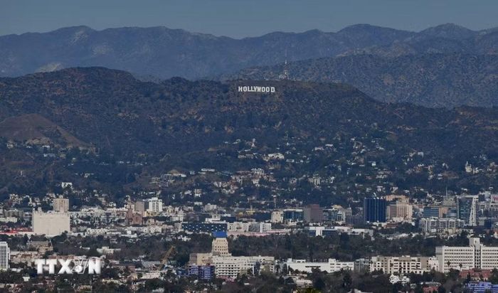 Được đặt trên dãy núi Santa Monica ở thành phố Los Angeles của nước Mỹ, bảng hiệu Hollywood là biểu tượng nổi tiếng toàn cầu về một thiên đường điện ảnh, nơi tập trung những trường quay và hãng phim lớn nhất trên thế giới. (Ảnh: AFP/TTXVN)