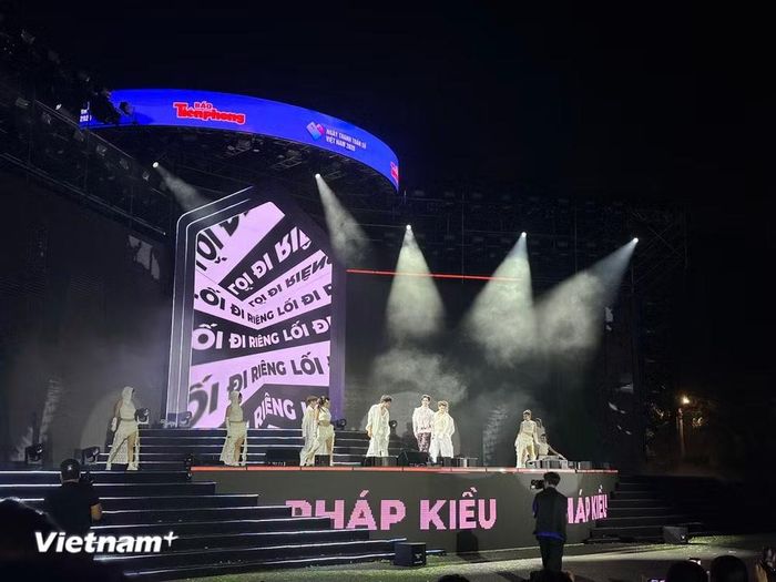 Ca sỹ Pháp Kiều biểu diễn bản hit “Lối đi riêng” tại “Chạm Việt Nam 2.” (Ảnh: Phương Thảo/Vietnam+)
