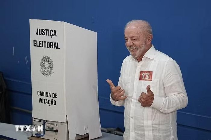 Tổng thống Brazil Lula da Silva bỏ phiếu tại một điểm bầu cử ở Sao Bernardo do Campo, Brazil, ngày 25/10/2026. (Ảnh: THX/TTXVN phát)