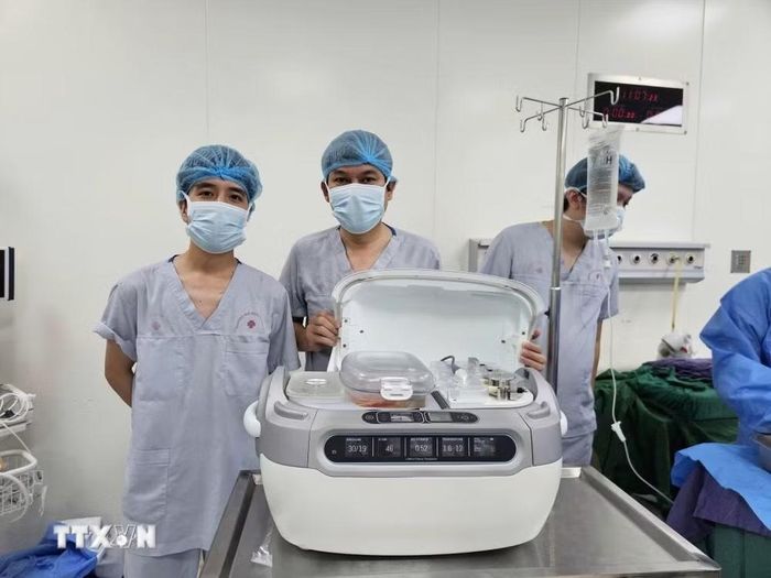 Bệnh viện Trung ương Huế thực hiện ca ghép thận ứng dụng công nghệ bảo quản tạng bằng máy LifePort. (Ảnh: TTXVN phát)