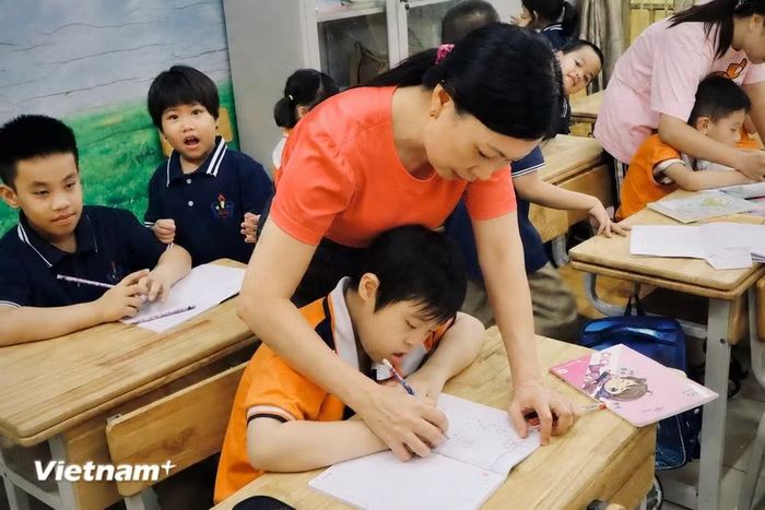Sự hỗ trợ tận tình giúp các học sinh khiếm thính rèn chữ, tiếp thu kiến thức tốt hơn. (Ảnh: Thùy Trang/Vietnam+)
