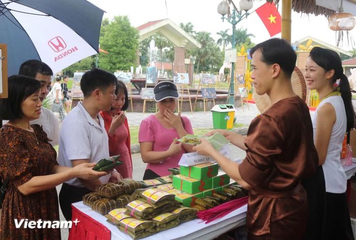 Bánh phu thê được bán tại một hội chợ ở Bắc Ninh. (Ảnh: Vietnam+)
