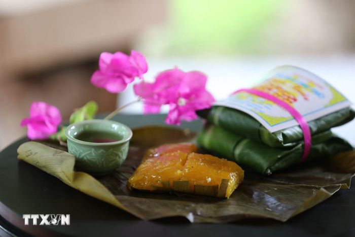 Những cặp bánh phu thê buộc lạt giang xinh xắn nằm gọn trong lá xanh, như những lời chúc bình an được gói ghém cẩn thận. (Ảnh: Đỗ Huyền/TTXVN)