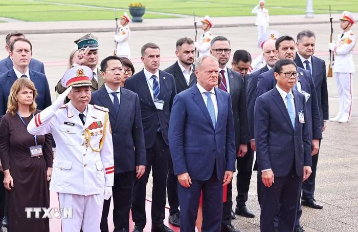 Thủ tướng Cộng hòa Ba Lan Donald Tusk viếng Chủ tịch Hồ Chí Minh. (Ảnh: Minh Đức/TTXVN)