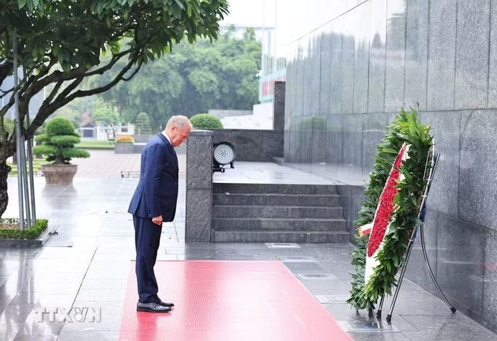 Thủ tướng Cộng hòa Ba Lan Donald Tusk đặt vòng hoa và vào Lăng viếng Chủ tịch Hồ Chí Minh. (Ảnh: Minh Đức/TTXVN)