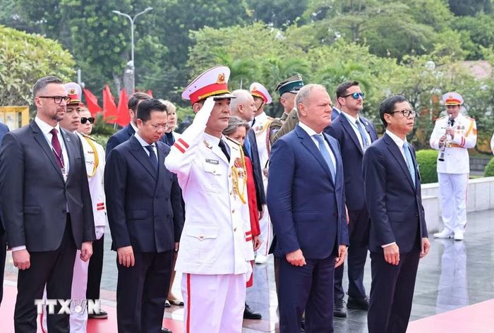 Thủ tướng Cộng hòa Ba Lan Donald Tusk đến đặt vòng hoa tại Đài tưởng niệm các Anh hùng liệt sỹ. (Ảnh: Minh Đức/TTXVN)