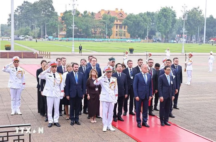 Thủ tướng Cộng hòa Ba Lan Donald Tusk viếng Chủ tịch Hồ Chí Minh. (Ảnh: Minh Đức/TTXVN)