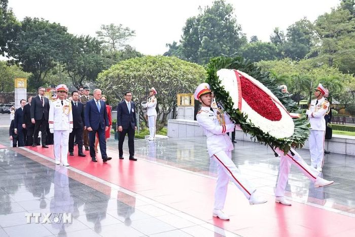 Thủ tướng Cộng hòa Ba Lan Donald Tusk đến đặt vòng hoa tại Đài tưởng niệm các Anh hùng liệt sỹ trên đường Bắc Sơn. (Ảnh: Minh Đức/TTXVN)