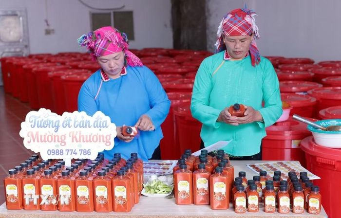 Sản phẩm tương ớt Mường Khương. (Ảnh: Trần Việt/TTXVN)