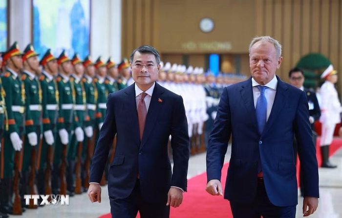 Thủ tướng Lê Minh Hưng đón Thủ tướng Ba Lan Donald Tusk thăm chính thức Việt Nam. (Ảnh: Dương Giang/TTXVN)