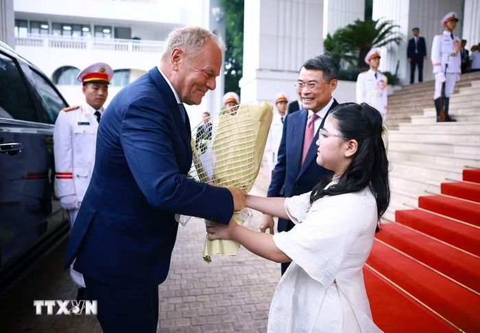 Thiếu nhi Thủ đô tặng hoa chào mừng Thủ tướng Ba Lan Donald Tusk thăm chính thức Việt Nam. (Ảnh: Dương Giang/TTXVN)