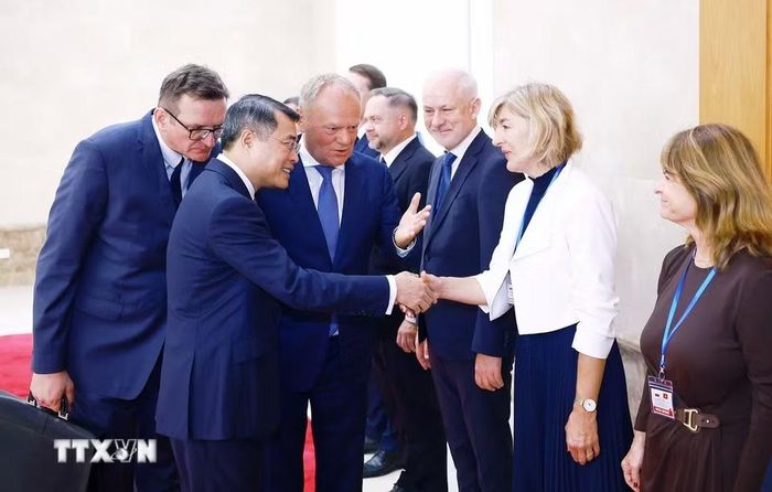 Thủ tướng Cộng hòa Ba Lan Donald Tusk giới thiệu với Thủ tướng Lê Minh Hưng thành viên đoàn Ba Lan. (Ảnh: Dương Giang/TTXVN)