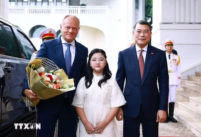 Thủ tướng Lê Minh Hưng đón Thủ tướng Ba Lan Donald Tusk. (Ảnh: Dương Giang/TTXVN)