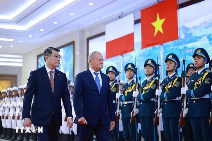 Thủ tướng Lê Minh Hưng và Thủ tướng Ba Lan Donald Tusk duyệt Đội danh dự Quân đội nhân dân Việt Nam. (Ảnh: Dương Giang/TTXVN)