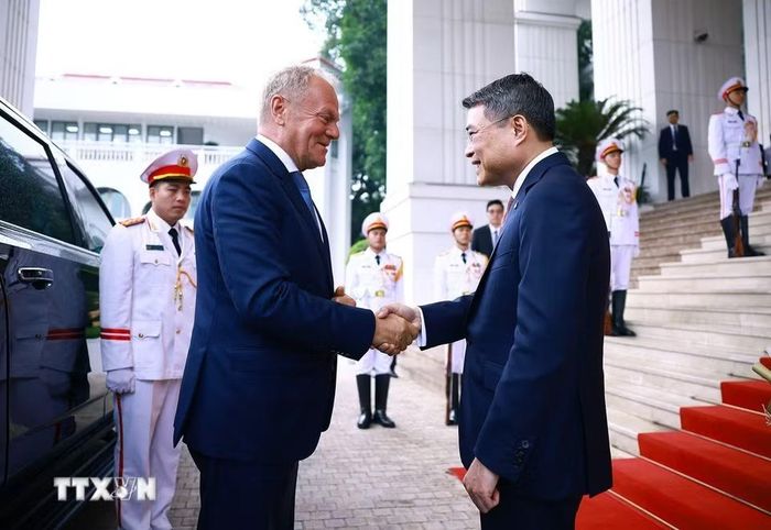 Thủ tướng Lê Minh Hưng đón Thủ tướng Ba Lan Donald Tusk. (Ảnh: Dương Giang/TTXVN)