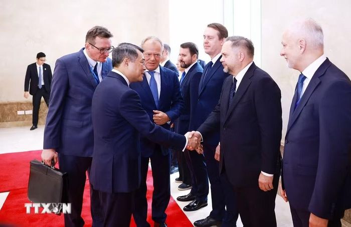 Thủ tướng Cộng hòa Ba Lan Donald Tusk giới thiệu với Thủ tướng Lê Minh Hưng thành viên đoàn Ba Lan. (Ảnh: Dương Giang/TTXVN)