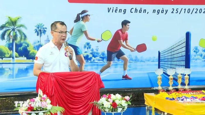 Ông Lê Anh Đức, Phó Chủ tịch Thường trực Hội người Việt Nam Thủ đô Vientiane, Trưởng Ban Tổ chức, phát biểu khai mạc Giải Pickleball cộng đồng người Việt Nam năm 2026. (Ảnh: Xuân Tú/TTXVN)