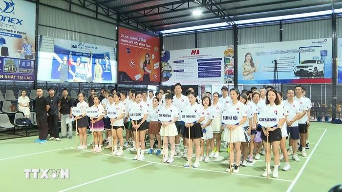 Các đội tuyển đại diện cho các câu lạc bộ đồng hương và doanh nghiệp Việt Nam tại Lào tham dự Lễ khai mạc giải đấu. (Ảnh: Xuân Tú/TTXVN)