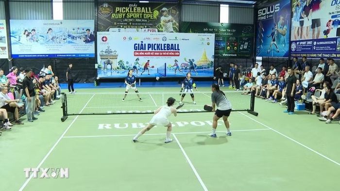 Một pha tranh tài kịch tính tại Giải Pickleball cộng đồng người Việt Nam tại Thủ đô Vientiane năm 2026. (Ảnh: Xuân Tú/TTXVN)