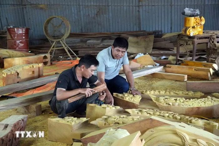 Ông Nguyễn Văn Minh dành nhiều năm gắn bó với nghề mộc truyền thống tại xã Đức Minh. (Ảnh: Hữu Quyết/TTXVN)