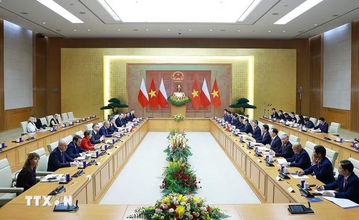 Thủ tướng Lê Minh Hưng và Thủ tướng Cộng hòa Ba Lan Donald Tusk hội đàm. (Ảnh: Dương Giang/TTXVN)