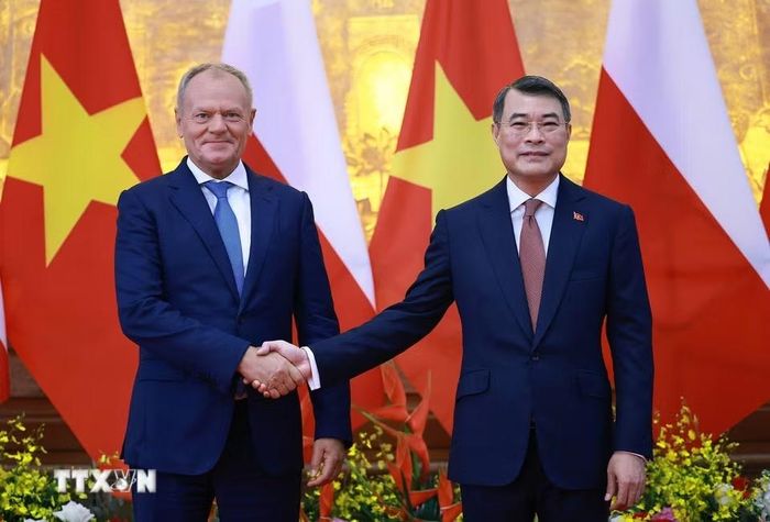 Thủ tướng Lê Minh Hưng và Thủ tướng Ba Lan Donald Tusk chụp ảnh chung trước hội đàm. (Ảnh: Dương Giang/TTXVN)