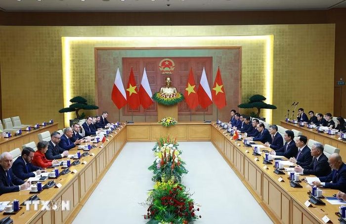 Thủ tướng Lê Minh Hưng và Thủ tướng Cộng hòa Ba Lan Donald Tusk hội đàm. (Ảnh: Dương Giang/TTXVN)
