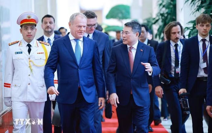 Thủ tướng Lê Minh Hưng cùng Thủ tướng Cộng hòa Ba Lan Donald Tusk dự hội đàm. (Ảnh: Dương Giang/TTXVN)