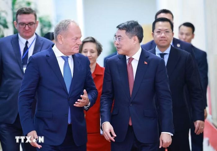 Thủ tướng Lê Minh Hưng cùng Thủ tướng Cộng hòa Ba Lan Donald Tusk dự hội đàm. (Ảnh: Dương Giang/TTXVN)