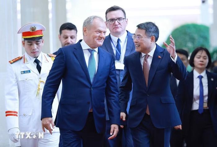 Thủ tướng Lê Minh Hưng cùng Thủ tướng Cộng hòa Ba Lan Donald Tusk dự hội đàm. (Ảnh: Dương Giang/TTXVN)
