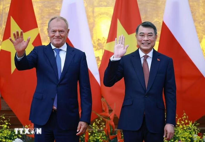 Thủ tướng Lê Minh Hưng và Thủ tướng Ba Lan Donald Tusk chụp ảnh chung trước hội đàm. (Ảnh: Dương Giang/TTXVN)
