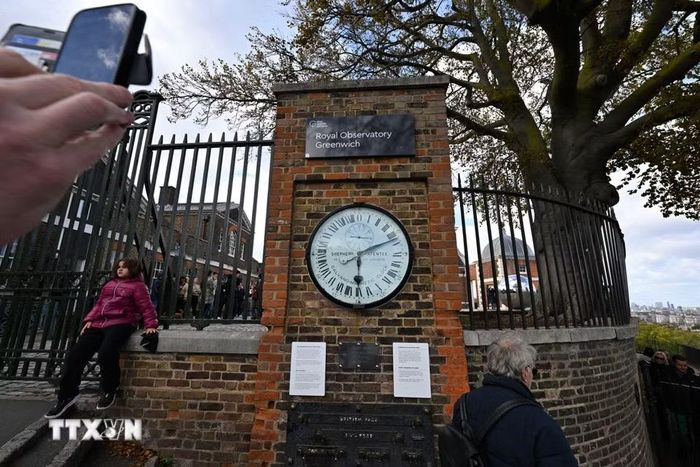 Đồng hồ Shepherd Gate tại lối vào Đài thiên văn Hoàng gia Greenwich, London, Anh. (Ảnh: THX/TTXVN phát)