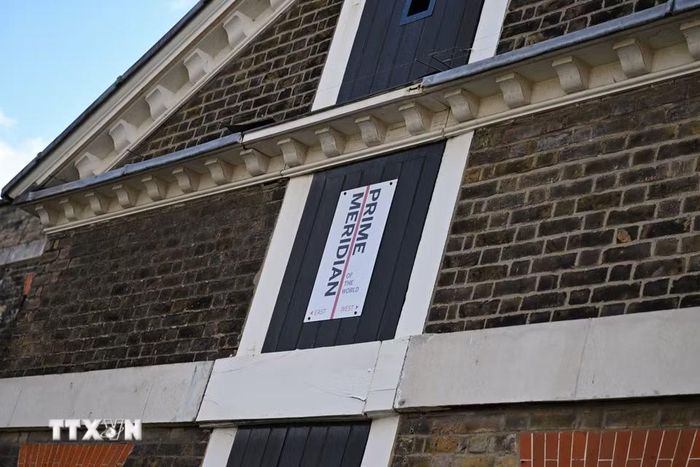 Tấm biển đánh dấu đường Kinh tuyến gốc quốc tế tại Đài thiên văn Hoàng gia Greenwich, London, Anh. (Ảnh: THX/TTXVN phát)