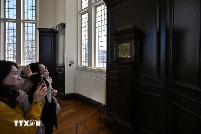 Đồng hồ đo độ thiên văn tại Đài thiên văn Hoàng gia Greenwich, London, Anh. (Ảnh: THX/TTXVN phát)