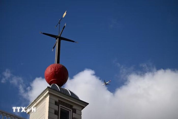 Quả cầu thời gian màu đỏ trên nóc tòa nhà Flamsteed tại Đài thiên văn Hoàng gia Greenwich, London, Anh. (Ảnh: THX/TTXVN phát)