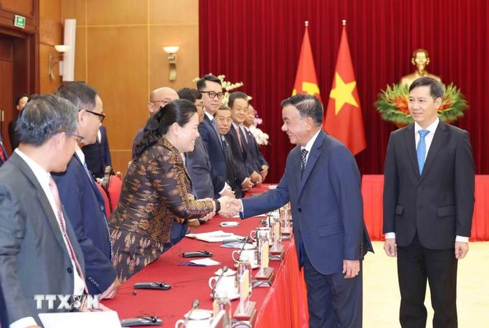 Thường trực Ban Bí thư Trần Cẩm Tú cùng Đoàn cán bộ lãnh đạo trẻ Đảng Nhân dân Campuchia. (Ảnh: Phương Hoa/TTXVN)