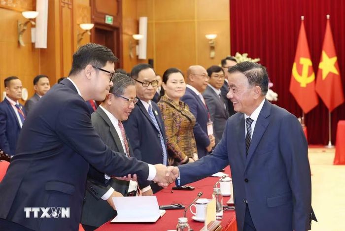 Thường trực Ban Bí thư Trần Cẩm Tú cùng Đoàn cán bộ lãnh đạo trẻ Đảng Nhân dân Campuchia. (Ảnh: Phương Hoa/TTXVN)