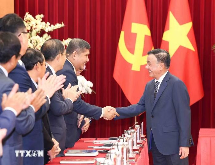 Thường trực Ban Bí thư Trần Cẩm Tú cùng Đoàn cán bộ lãnh đạo trẻ Đảng Nhân dân Campuchia. (Ảnh: Phương Hoa/TTXVN)