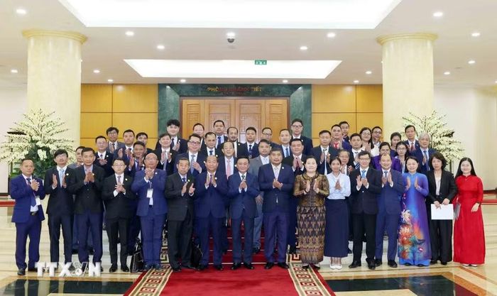 Thường trực Ban Bí thư Trần Cẩm Tú cùng Đoàn cán bộ lãnh đạo trẻ Đảng Nhân dân Campuchia. (Ảnh: Phương Hoa/TTXVN)