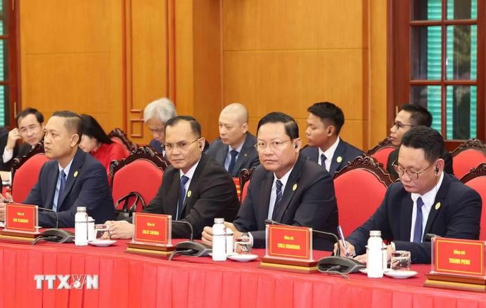 Đoàn cán bộ lãnh đạo trẻ Đảng Nhân dân Campuchia tại buổi tiếp. (Ảnh: Phương Hoa/TTXVN)