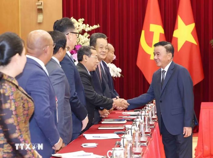 Thường trực Ban Bí thư Trần Cẩm Tú cùng Đoàn cán bộ lãnh đạo trẻ Đảng Nhân dân Campuchia. (Ảnh: Phương Hoa/TTXVN)