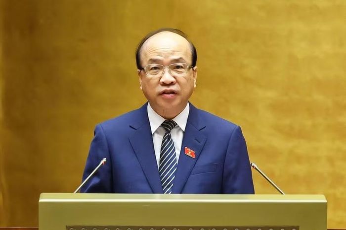Chủ nhiệm Ủy ban Pháp luật và Tư pháp của Quốc hội Phan Chí Hiếu trình bày Báo cáo thẩm tra về dự án Luật Xử lý vi phạm hành chính (sửa đổi). (Ảnh: Doãn Tấn/TTXVN)