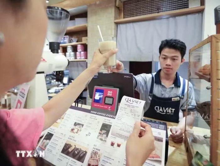 Doanh nghiệp triển khai hóa đơn điện tử khởi tạo từ máy tính tiền góp phần minh bạch hóa hoạt động kinh doanh. (Ảnh minh họa: Lê Đông/TTXVN)