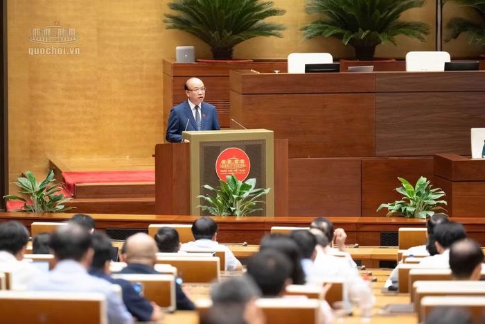 Chủ nhiệm Ủy ban Pháp luật và Tư pháp của Quốc hội Phan Chí Hiếu trình bày Báo cáo tóm tắt thẩm tra dự án Luật Xử lý vi phạm hành chính (sửa đổi). (Ảnh: Quốc hội)
