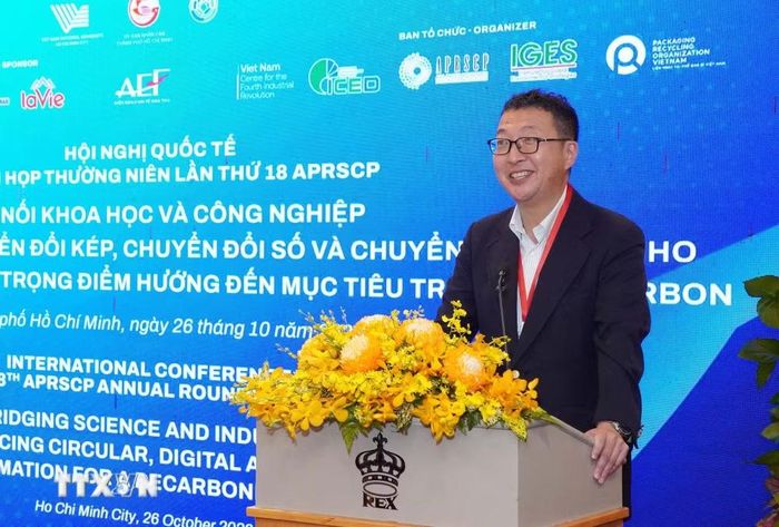 Ông Yasuhiko Hotta, Chủ tịch Bàn tròn châu Á-Thái Bình Dương về Sản xuất và Tiêu dùng bền vững (APRSCP), phát biểu tại chương trình. (Ảnh: Trung Tuyến/TTXVN)